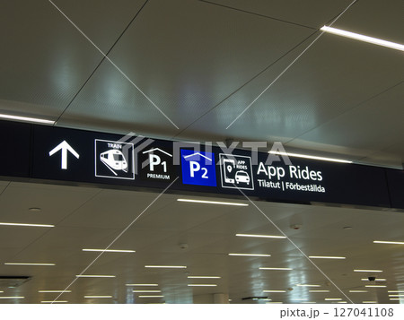 フィンランド　5月の早朝　ヘルシンキヴァンダー空港　案内板 127041108