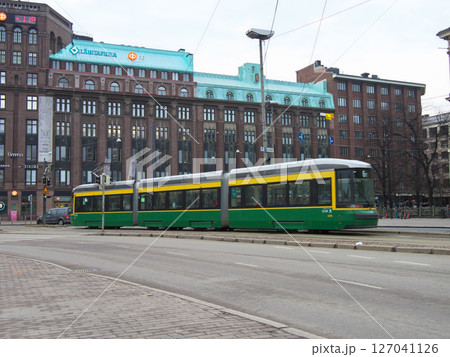 フィンランド ヘルシンキ市街地 5月曇りの日 路面電車 フィンランド ヘルシンキ市街地 5月曇りの日 路面電車 127041126
