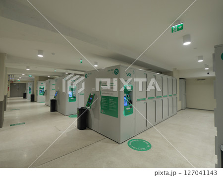 フィンランド　5月の早朝　ヘルシンキ中央駅のコインロッカー 127041143