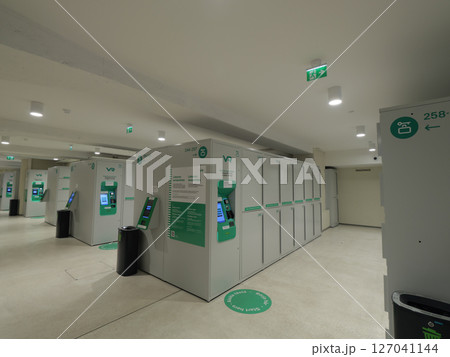 フィンランド 5月の早朝 ヘルシンキ中央駅のコインロッカー フィンランド 5月の早朝 ヘルシンキ中央駅のコインロッカー 127041144