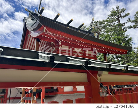 東京都西東京市の神社、東伏見稲荷神社の横から見た本殿です。 127041360