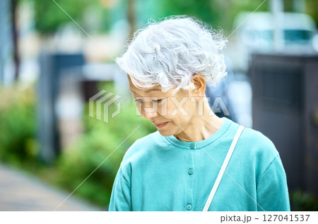 杖をついて散歩するアクティブシニア 127041537