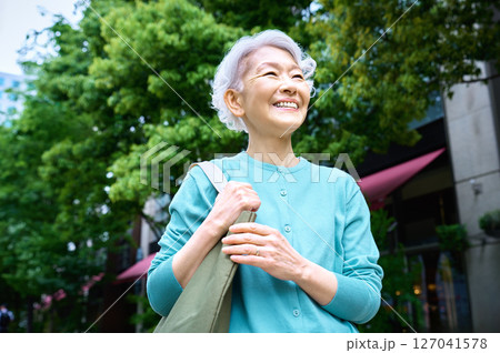 買い物バックを持った元気なシニア女性 127041578