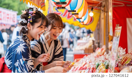 縁日の屋台を楽しむ女性たち 127041612