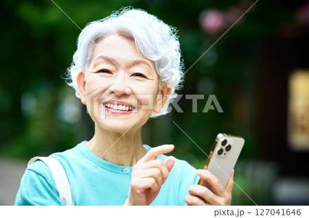 スマホを操作する元気なシニア女性 127041646
