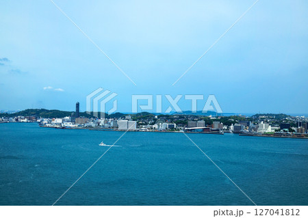 門司港レトロ展望室より対岸の下関市を望む 門司港レトロ展望室より対岸の下関市を望む 127041812