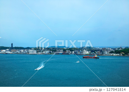 門司港レトロ展望室より対岸の下関市を望む 127041814