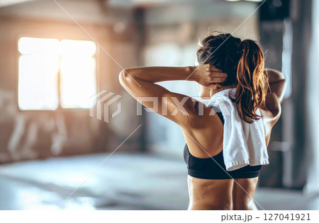 ジムで汗をかきながらトレーニングする女性、美しい筋肉 127041921