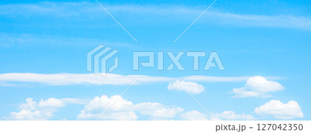 クリーンな青空が広がるシンプルな空の風景 クリーンな青空が広がるシンプルな空の風景 127042350