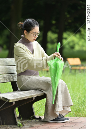 雨傘を持って微笑む日本人の女性 127042362
