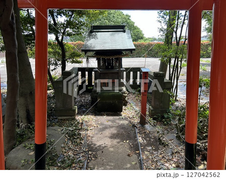 東京都西東京市の神社、東伏見稲荷神社の裏手の赤い鳥居と小さな社です。 127042562