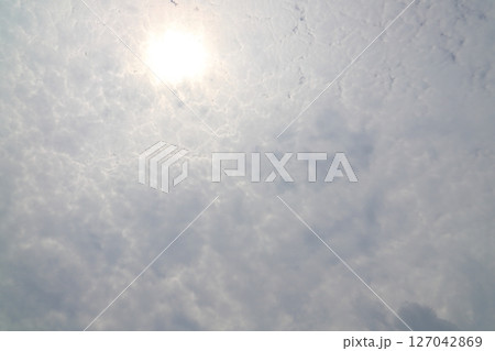 曇り空 雲間の太陽 曇り空 雲間の太陽 127042869