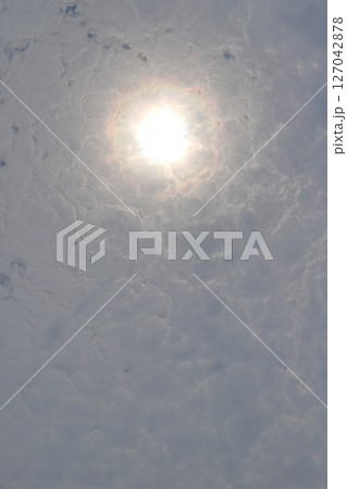 曇り空 雲間の太陽 曇り空 雲間の太陽 127042878