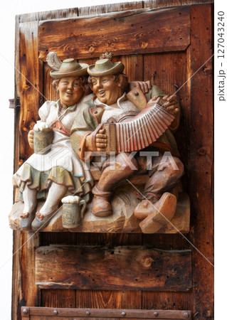 Figurines playing music, drinking beer 127043240
