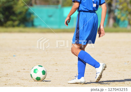 少年サッカーの試合（フリーキックをする選手） 127043255