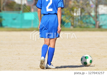 少年サッカーの試合（フリーキックをする選手） 127043257