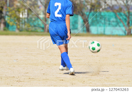少年サッカーの試合（フリーキックをする選手） 127043263