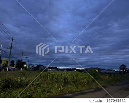 5月末の朝4時の町の風景と空です。 5月末の朝4時の町の風景と空です。 127043381