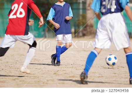 少年サッカーの試合(ドリブルをする選手) 少年サッカーの試合(ドリブルをする選手) 127043456