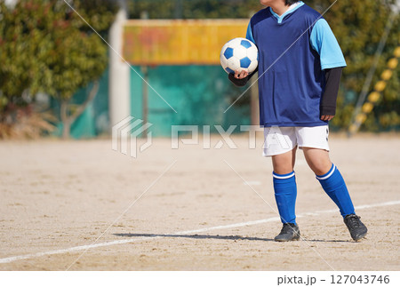 少年サッカーの試合(スローインする選手) 少年サッカーの試合(スローインする選手) 127043746