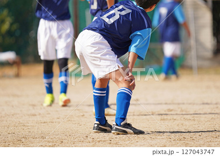 少年サッカーの試合（キックオフを待つ選手） 127043747
