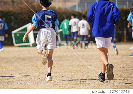 試合前のウォーミングアップする選手 127043748