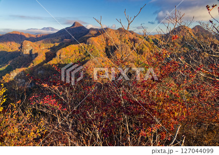 紅葉の西上州・立岩から見る荒船山・経塚山と浅間山 127044099