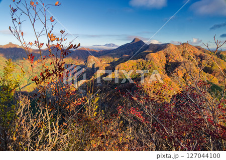 紅葉の西上州・立岩から見る荒船山・経塚山と浅間山 127044100
