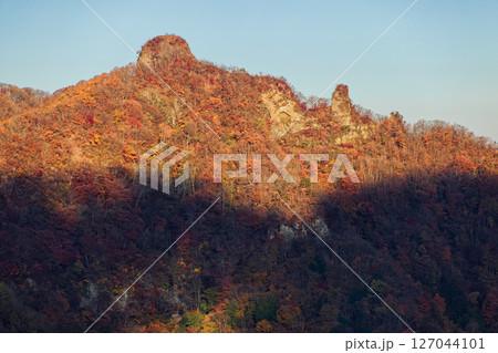 西上州・立岩から見る紅葉の毛無岩 127044101