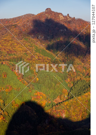 西上州・立岩から見る紅葉の毛無岩 西上州・立岩から見る紅葉の毛無岩 127044107