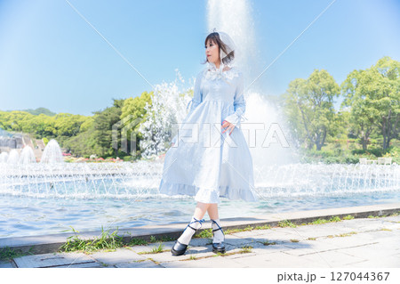 噴水の前のロリータファッションの女性 噴水の前のロリータファッションの女性 127044367