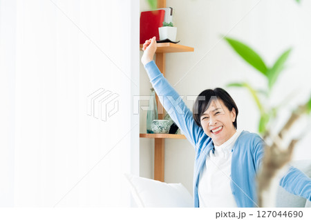 リビングでリラックスして過ごす中高年女性 リビングでリラックスして過ごす中高年女性 127044690