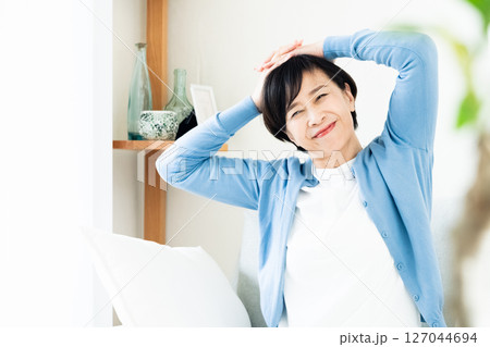 リビングでリラックスして過ごす中高年女性 127044694