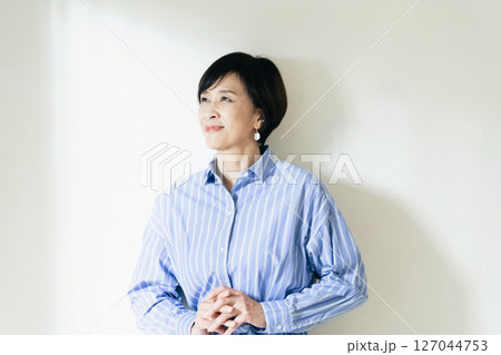 若々しいシニア女性のポートレート 若々しいシニア女性のポートレート 127044753