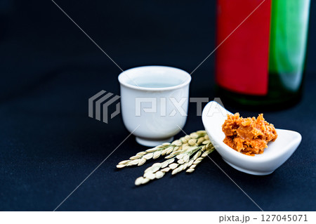 米の恵 日本酒 を 味噌 を つまみ に お猪口 で 飲む 【 日本 の サケ 文化 】 米の恵 日本酒 を 味噌 を つまみ に お猪口 で 飲む 【 日本 の サケ 文化 】 127045071