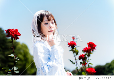 クラシカルロリータファッションの女性 127045337