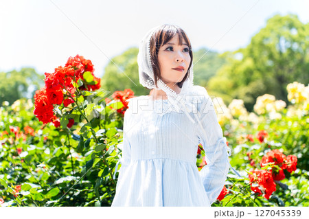クラシカルロリータファッションの女性 127045339