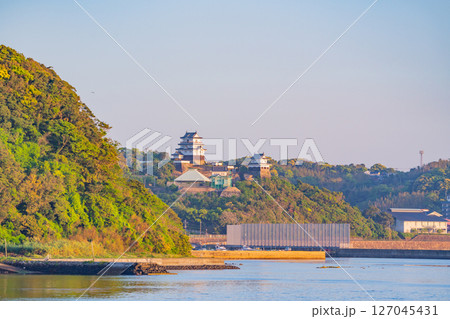 (長崎県)平戸公園から眺める平戸城 (長崎県)平戸公園から眺める平戸城 127045431