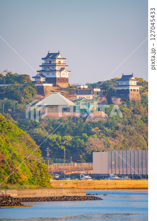 （長崎県）平戸公園から眺める平戸城 127045433