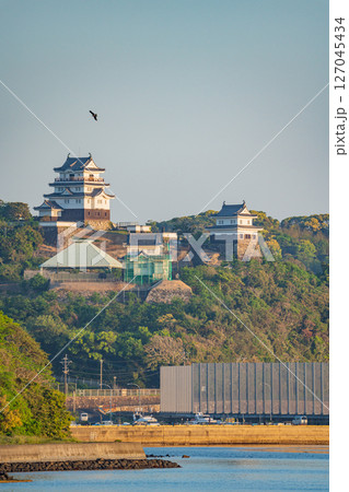 (長崎県)平戸公園から眺める平戸城 (長崎県)平戸公園から眺める平戸城 127045434