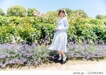 クラシカルロリータファッションの女性 127045465