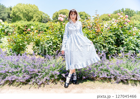 クラシカルロリータファッションの女性 127045466