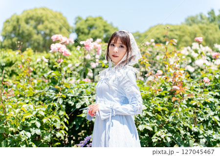 クラシカルロリータファッションの女性 127045467