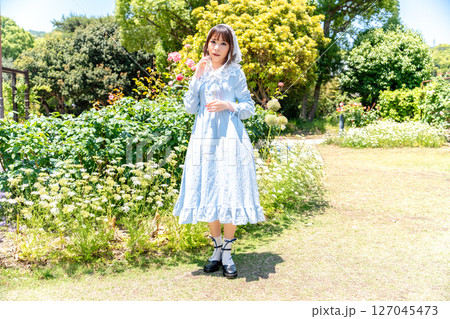 クラシカルロリータファッションの女性 127045473