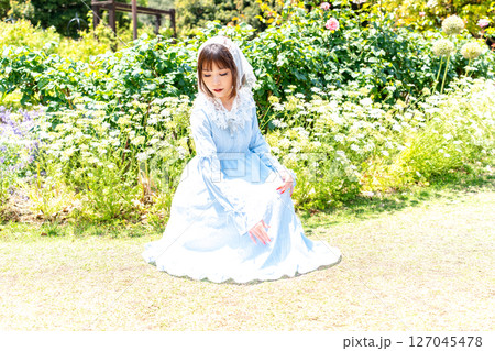 クラシカルロリータファッションの女性 127045478