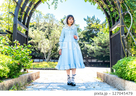 クラシカルロリータファッションの女性 127045479