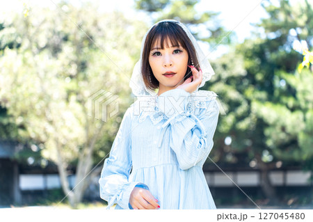 クラシカルロリータファッションの女性 127045480