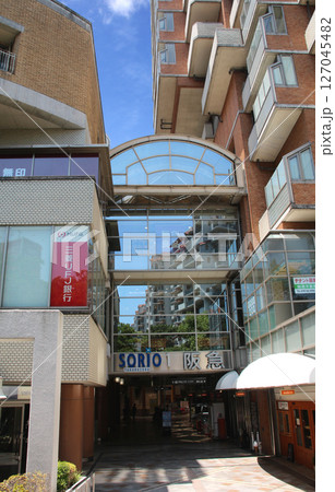 阪急宝塚駅前のマンションとショッピングモール 127045482