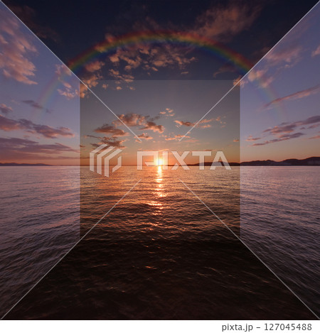 夕暮れ時の虹の海、穏やかな秋の風景 127045488
