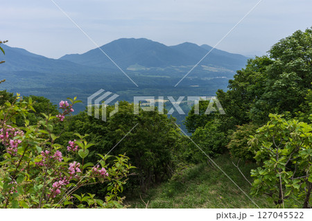 日本の岡山県と鳥取県にまたがる三平山の美しい初夏の風景 127045522